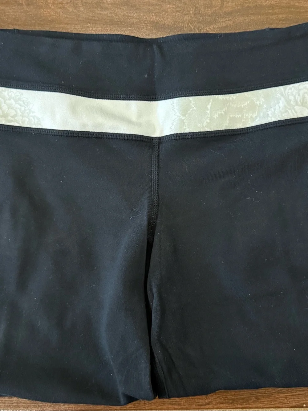 Vintage lululemon Reversible Groove Crop | 2010 | Size 6 | Black/White Floral